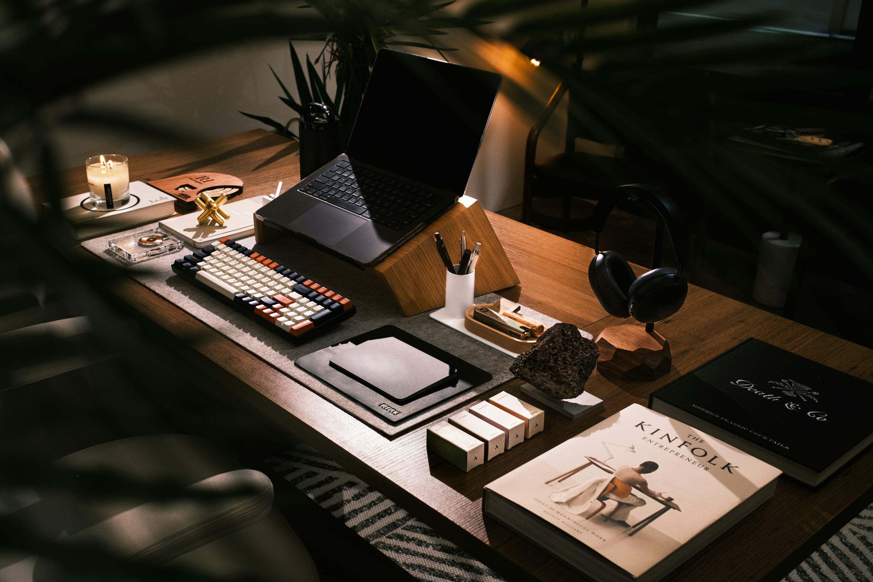 Bureau de travail sombre avec ordinateur portable pour illustrer un site qui raconte mal sa valeur.